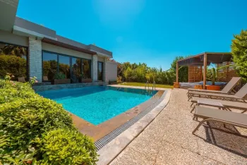 Kapalı ve Açık Yüzme Havuzlu Lüks Ovacık Villa